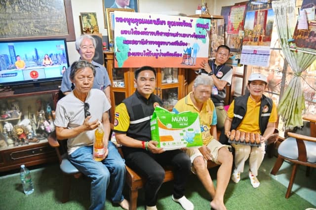 มอบเครื่องอุปโภคบริโภคและผ้าอ้อมผู้ใหญ่ ให้กับผู้ป่วยติดเตียง ในตำบลบางรักน้อย ภาพที่ 4