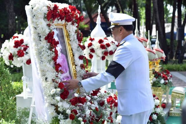 ร่วมพิธีวางพวงมาลาและถวายสักการะ เนื่องในวันคล้ายวันสวรรคต "สมเด็จย่า" ณ สวนสมเด็จพระศรีนครินทร์ นนทบุรี ภาพที่ 4