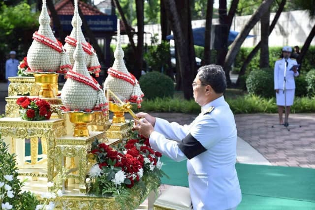 ร่วมพิธีวางพวงมาลาและถวายสักการะ เนื่องในวันคล้ายวันสวรรคต "สมเด็จย่า" ณ สวนสมเด็จพระศรีนครินทร์ นนทบุรี ภาพที่ 7