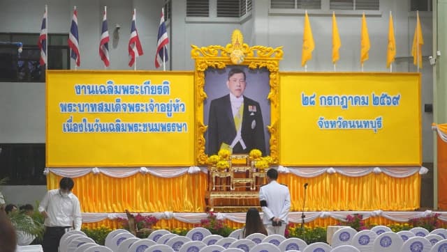 ร่วมพิธีทำบุญตักบาตรพระสงฆ์ และ ร่วมพิธีถวายเครื่องราชสักการะและวางพานพุ่ม พร้อมถวายพระพรชัยมงคล เนื่องในโอกาสวันเฉลิมพระชนมพรรษา พระบาทสมเด็จพระเจ้าอยู่หัว ภาพที่ 5