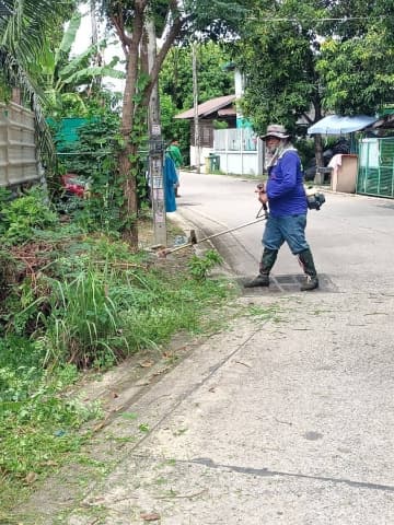 เจ้าหน้าที่กองสาธารณสุขและสิ่งแวดล้อมได้ดำเนินการปรับปรุงภูมิทัศน์ บริเวณซอยโรงคอม หมู่ที่ 3 ภาพที่ 10