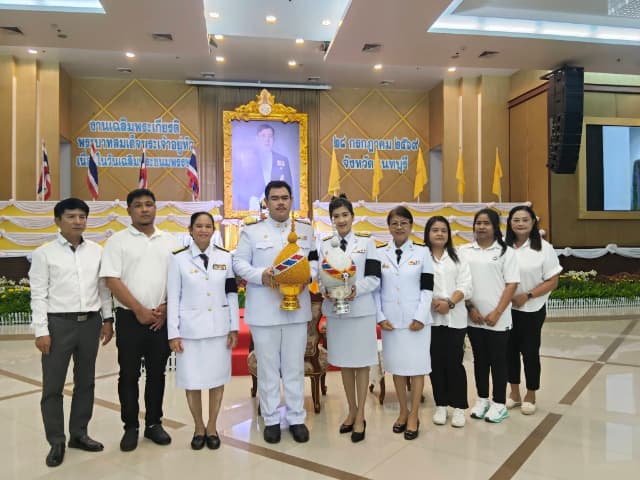 ร่วมพิธีทำบุญตักบาตรพระสงฆ์ และ ร่วมพิธีถวายเครื่องราชสักการะและวางพานพุ่ม พร้อมถวายพระพรชัยมงคล เนื่องในโอกาสวันเฉลิมพระชนมพรรษา พระบาทสมเด็จพระเจ้าอยู่หัว ภาพที่ 22