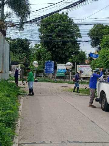 เจ้าหน้าที่กองสาธารณสุขและสิ่งแวดล้อมได้ดำเนินการปรับปรุงภูมิทัศน์ บริเวณซอยโรงคอม หมู่ที่ 3 ภาพที่ 9