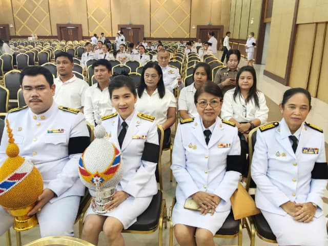 ร่วมพิธีทำบุญตักบาตรพระสงฆ์ และ ร่วมพิธีถวายเครื่องราชสักการะและวางพานพุ่ม พร้อมถวายพระพรชัยมงคล เนื่องในโอกาสวันเฉลิมพระชนมพรรษา พระบาทสมเด็จพระเจ้าอยู่หัว ภาพที่ 24