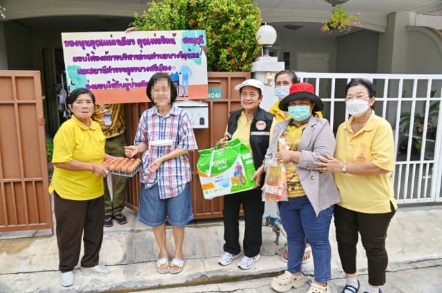 มอบเครื่องอุปโภคบริโภคและผ้าอ้อมผู้ใหญ่ ให้กับผู้ป่วยติดเตียง ในตำบลบางรักน้อย ภาพที่ 10