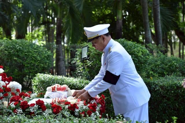 ร่วมพิธีวางพวงมาลาและถวายสักการะ เนื่องในวันคล้ายวันสวรรคต "สมเด็จย่า" ณ สวนสมเด็จพระศรีนครินทร์ นนทบุรี ภาพที่ 6