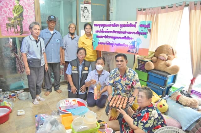 มอบเครื่องอุปโภคบริโภคและผ้าอ้อมผู้ใหญ่ ให้กับผู้ป่วยติดเตียง ในตำบลบางรักน้อย ภาพที่ 4