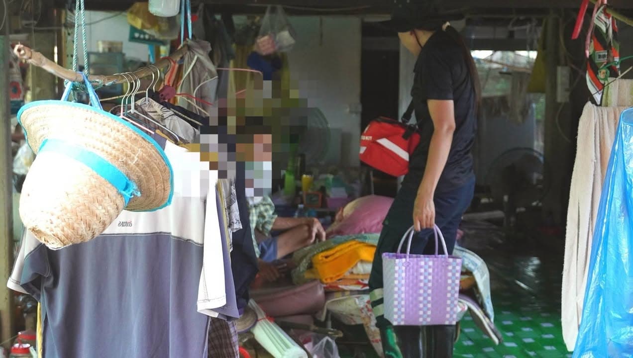 เทศบาลเมืองบางรักน้อยลงพื้นที่มอบเวชภัณฑ์และยารักษาโรคแก่ประชาชน ภาพที่ 9