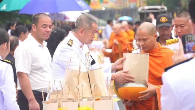 ร่วมพิธีทำบุญตักบาตรพระสงฆ์ และ ร่วมพิธีถวายเครื่องราชสักการะและวางพานพุ่ม พร้อมถวายพระพรชัยมงคล เนื่องในโอกาสวันเฉลิมพระชนมพรรษา พระบาทสมเด็จพระเจ้าอยู่หัว ภาพที่ 13