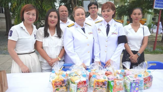 ร่วมพิธีทำบุญตักบาตรพระสงฆ์ และ ร่วมพิธีถวายเครื่องราชสักการะและวางพานพุ่ม พร้อมถวายพระพรชัยมงคล เนื่องในโอกาสวันเฉลิมพระชนมพรรษา พระบาทสมเด็จพระเจ้าอยู่หัว ภาพที่ 11