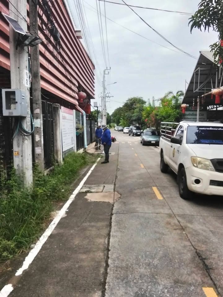 กองสาธารณสุขและสิ่งแวดล้อม ลงพื้นที่ดำเนินการปรับภูมิทัศน์ตัดแต่งกิ่งไม้และตัดหญ้าริมถนนสาธารณะในเขตพื้นที่ตำบลบางรักน้อย ภาพที่ 10
