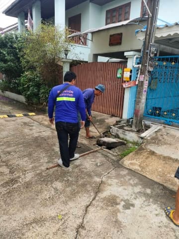 กองสาธารณสุขและสิ่งแวดล้อม ดำเนินการดูดลอกท่อระบายน้ำ หมู่บ้านนนทรีปาร์ค หมู่ที่ 3 ภาพที่ 6