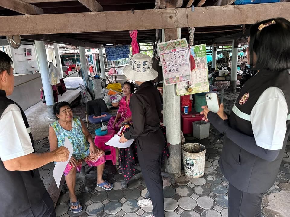 เทศบาลเมืองบางรักน้อยลงพื้นที่สำรวจและช่วยเหลือประชาชนที่ได้รับผลกระทบจากน้ำท่วม ภาพที่ 2