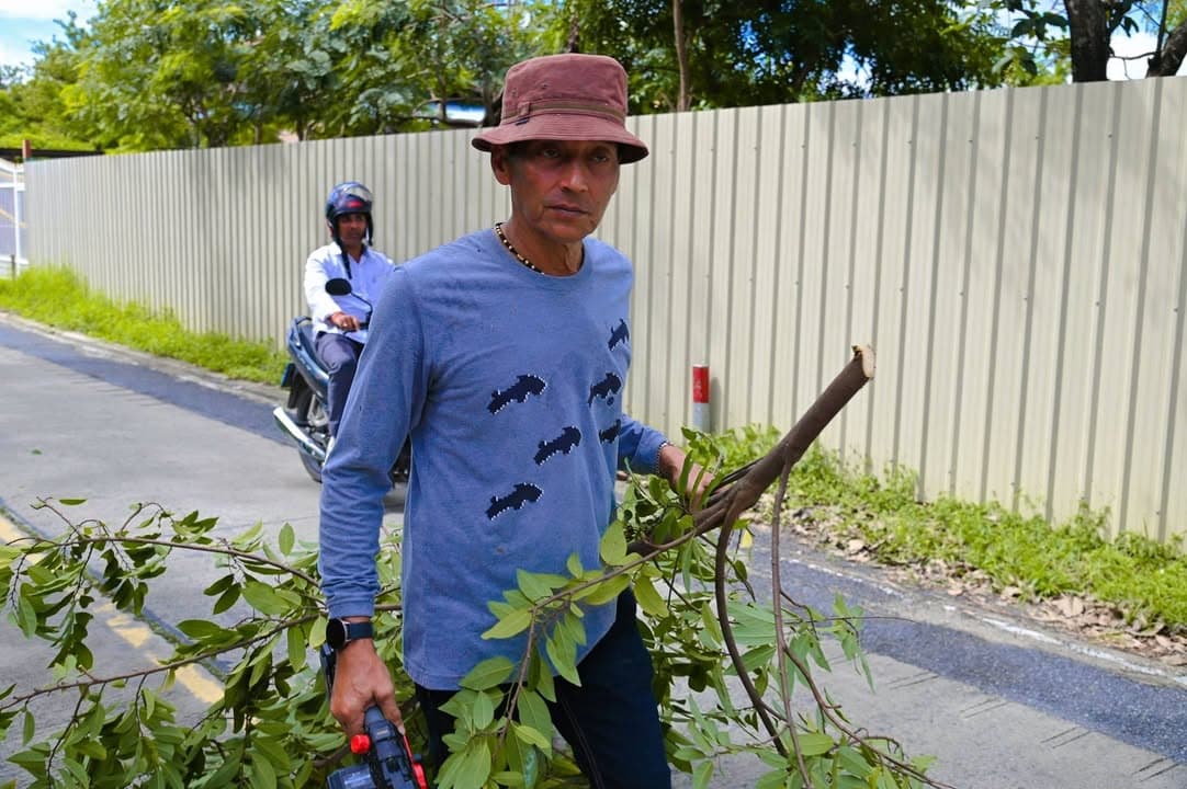 เทศบาลเมืองบางรักน้อย ลงพื้นที่ปรับปรุงภูมิทัศน์ในเขตเทศบาล ภาพที่ 2