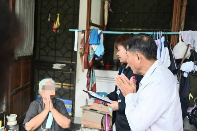 ลงพื้นที่ให้การช่วยเหลือครัวเรือนเปราะบางในเขตพื้นที่เทศบาลเมืองบางรักน้อย ภาพที่ 13