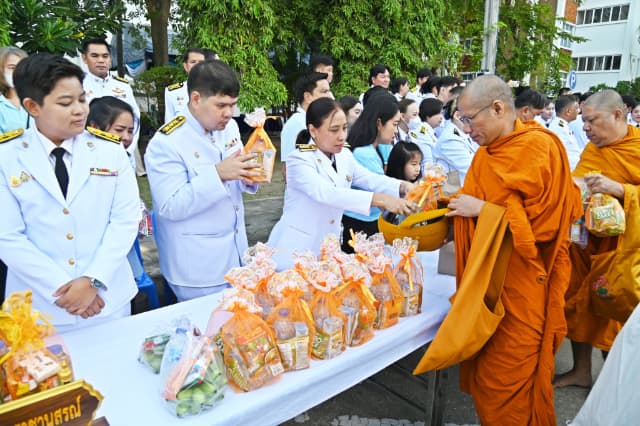 เข้าร่วมพิธีเจริญพระพุทธมนต์และทำบุญตักบาตรถวายพระราชกุศล เนื่องในโอกาสพระชนมพรรษาสมเด็จพระนางเจ้าสิริกิตติ์ พระบรมราชินีนาถ พระบรมราชชนนีพันปีหลวง วันแม่แห่งชาติ 12 สิงหาคม 2568 ภาพที่ 9