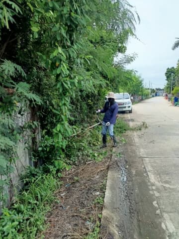 เจ้าหน้าที่กองสาธารณสุขและสิ่งแวดล้อมได้ดำเนินการปรับปรุงภูมิทัศน์ บริเวณซอยโรงคอม หมู่ที่ 3 ภาพที่ 4