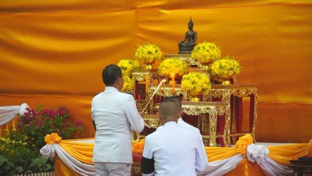 ร่วมพิธีทำบุญตักบาตรพระสงฆ์ และ ร่วมพิธีถวายเครื่องราชสักการะและวางพานพุ่ม พร้อมถวายพระพรชัยมงคล เนื่องในโอกาสวันเฉลิมพระชนมพรรษา พระบาทสมเด็จพระเจ้าอยู่หัว ภาพที่ 2