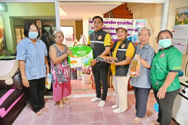มอบเครื่องอุปโภคบริโภคและผ้าอ้อมผู้ใหญ่ ให้กับผู้ป่วยติดเตียง ในตำบลบางรักน้อย ภาพที่ 3