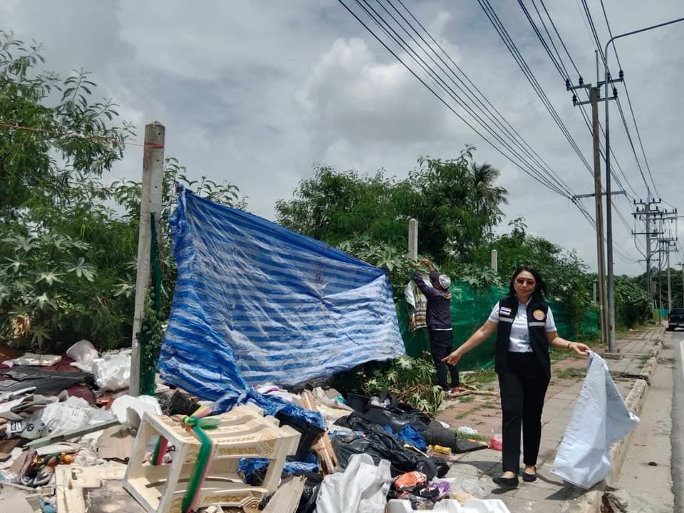 กองสาธารณสุขและสิ่งแวดล้อม เทศบาลเมืองบางรักน้อยตรวจสอบร้องเรียนการทิ้งขยะในพื้นที่ตำบลบางรักน้อย ภาพที่ 1