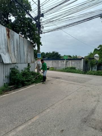 เจ้าหน้าที่กองสาธารณสุขและสิ่งแวดล้อมได้ดำเนินการปรับปรุงภูมิทัศน์ บริเวณซอยโรงคอม หมู่ที่ 3 ภาพที่ 7