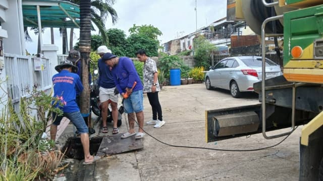 กองสาธารณสุขและสิ่งแวดล้อม ดำเนินการดูดลอกท่อระบายน้ำ หมู่บ้านนันทนาการ์เด้นท์ 2 (ต่อ) ภาพที่ 6