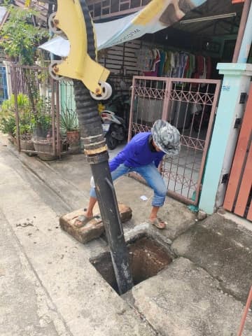 กองสาธารณสุขและสิ่งแวดล้อม ดำเนินการดูดลอกท่อระบายน้ำ หมู่บ้านริมสวน ภาพที่ 2
