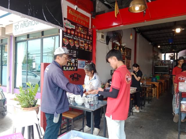 เทศบาลเมืองบางรักน้อยลง ลงพื้นที่ร่วมกับ รพสต.ในพื้นที่ ดำเนิน "โครงการร้านค้าปลอดภัย ไร้สารปนเปื้อน" ภาพที่ 11