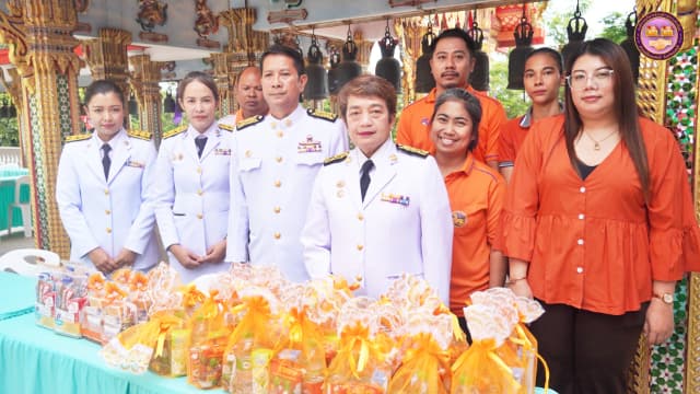 ร่วมพิธีทำบุญตักบาตร ถวายพระราชกุศลเเละพิธีถวายพระพรชัยมงคลเนื่องในวันสำคัญ วันคล้ายวันประสูติ สมเด็จพระเจ้าน้องนางเธอ เจ้าฟ้าจุฬาภรณวลัยลักษณ์ อัครราชกุมารี กรมพระศรีสวางควัฒน วรขัตติยราชนารี ภาพที่ 17
