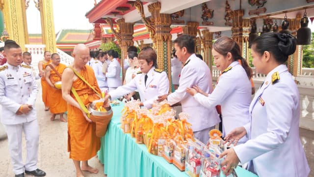 ร่วมพิธีทำบุญตักบาตร ถวายพระราชกุศลเเละพิธีถวายพระพรชัยมงคลเนื่องในวันสำคัญ วันคล้ายวันประสูติ สมเด็จพระเจ้าน้องนางเธอ เจ้าฟ้าจุฬาภรณวลัยลักษณ์ อัครราชกุมารี กรมพระศรีสวางควัฒน วรขัตติยราชนารี ภาพที่ 16