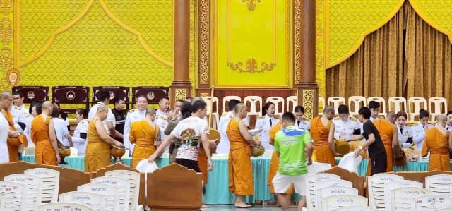 ร่วมพิธีทำบุญตักบาตร-ถวายพระพรชัยมงคล เนื่องในวันคล้ายวันประสูติ สมเด็จเจ้าฟ้าฯ กรมพระศรีสวางควัฒน วรขัตติยราชนารี ภาพที่ 7