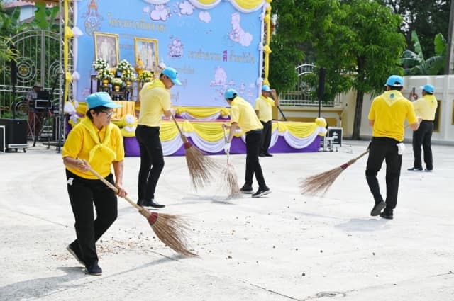 กิจกรรมจิตอาสาปรับปรุงภูมิทัศน์ศาสนสถาน เพื่อถวายเป็นพระราชกุศล เนื่องในโอกาสวันคล้ายวันสวรรคตพระบาทสมเด็จพระบรมชนกาธิเบศร มหาภูมิพลอดุลยเดชมหาราช บรมนาถบพิตร 13 ตุลาคม 2567 ภาพที่ 9