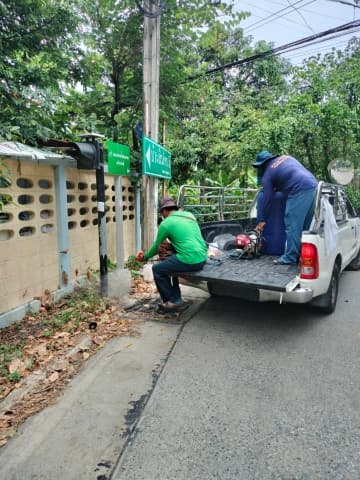 กองสาธารณสุขและสิ่งแวดล้อม ดำเนินการพ่นยาฆ่าหญ้า บริเวณริมถนน หมู่บ้านสิรภัทร 5 ภาพที่ 4