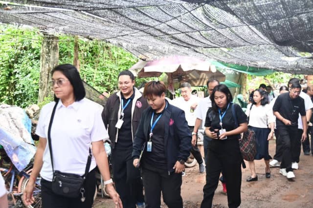 ลงพื้นที่ให้การช่วยเหลือครัวเรือนเปราะบางในเขตพื้นที่เทศบาลเมืองบางรักน้อย ภาพที่ 4