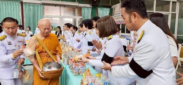 ร่วมพิธีทำบุญตักบาตร-ถวายพระพรชัยมงคล เนื่องในวันคล้ายวันประสูติ สมเด็จเจ้าฟ้าฯ กรมพระศรีสวางควัฒน วรขัตติยราชนารี ภาพที่ 9