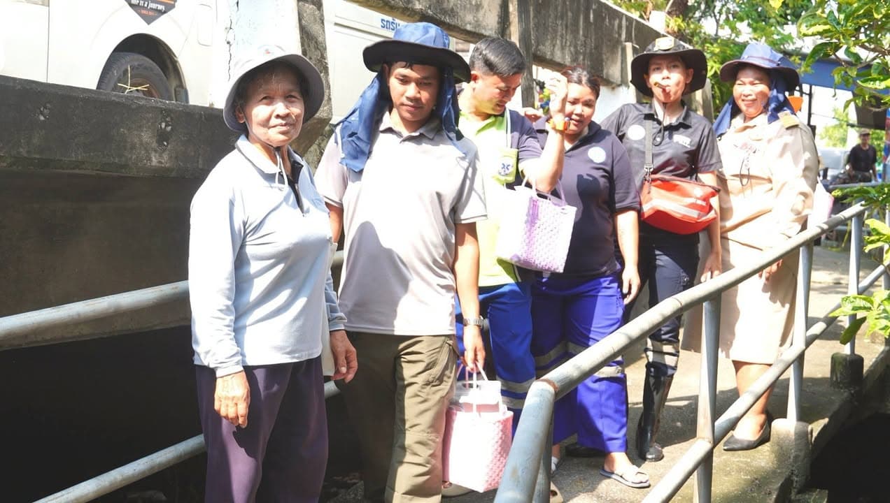 เทศบาลเมืองบางรักน้อยลงพื้นที่มอบเวชภัณฑ์และยารักษาโรคแก่ประชาชน ภาพที่ 24