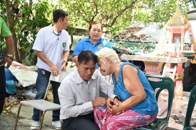 ลงพื้นที่ให้การช่วยเหลือครัวเรือนเปราะบางในเขตพื้นที่เทศบาลเมืองบางรักน้อย ภาพที่ 15