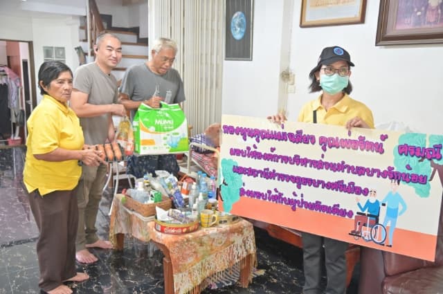 มอบเครื่องอุปโภคบริโภคและผ้าอ้อมผู้ใหญ่ ให้กับผู้ป่วยติดเตียง ในตำบลบางรักน้อย ภาพที่ 6