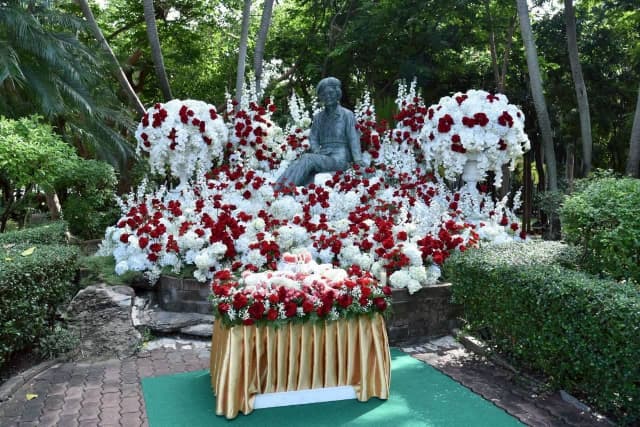 ร่วมพิธีวางพวงมาลาและถวายสักการะ เนื่องในวันคล้ายวันสวรรคต "สมเด็จย่า" ณ สวนสมเด็จพระศรีนครินทร์ นนทบุรี ภาพที่ 5