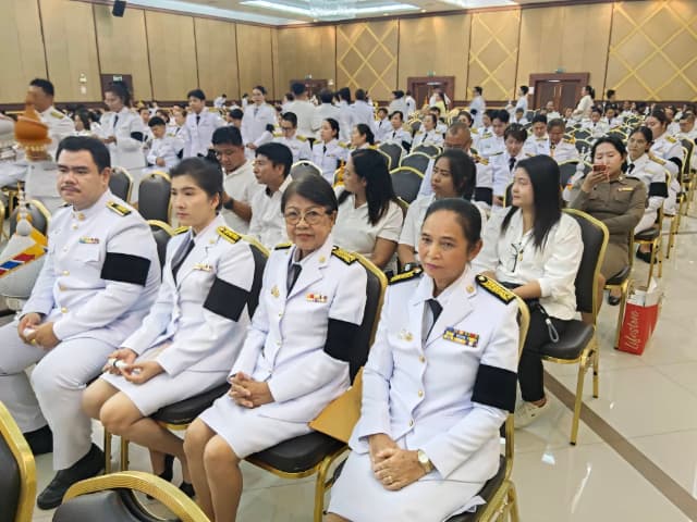 ร่วมพิธีทำบุญตักบาตรพระสงฆ์ และ ร่วมพิธีถวายเครื่องราชสักการะและวางพานพุ่ม พร้อมถวายพระพรชัยมงคล เนื่องในโอกาสวันเฉลิมพระชนมพรรษา พระบาทสมเด็จพระเจ้าอยู่หัว ภาพที่ 19
