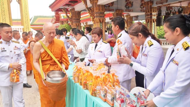 ร่วมพิธีทำบุญตักบาตร ถวายพระราชกุศลเเละพิธีถวายพระพรชัยมงคลเนื่องในวันสำคัญ วันคล้ายวันประสูติ สมเด็จพระเจ้าน้องนางเธอ เจ้าฟ้าจุฬาภรณวลัยลักษณ์ อัครราชกุมารี กรมพระศรีสวางควัฒน วรขัตติยราชนารี ภาพที่ 20
