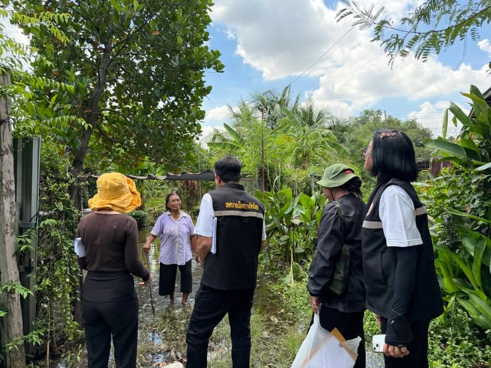 เทศบาลเมืองบางรักน้อยลงพื้นที่สำรวจและช่วยเหลือประชาชนที่ได้รับผลกระทบจากน้ำท่วม ภาพที่ 3