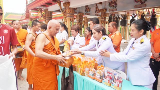ร่วมพิธีทำบุญตักบาตร ถวายพระราชกุศลเเละพิธีถวายพระพรชัยมงคลเนื่องในวันสำคัญ วันคล้ายวันประสูติ สมเด็จพระเจ้าน้องนางเธอ เจ้าฟ้าจุฬาภรณวลัยลักษณ์ อัครราชกุมารี กรมพระศรีสวางควัฒน วรขัตติยราชนารี ภาพที่ 13