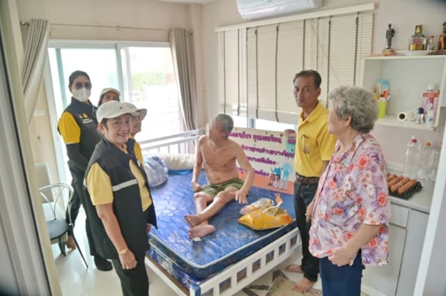 มอบเครื่องอุปโภคบริโภคและผ้าอ้อมผู้ใหญ่ ให้กับผู้ป่วยติดเตียง ในตำบลบางรักน้อย ภาพที่ 2