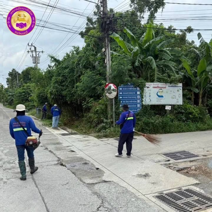 กองสาธารณสุขและสิ่งแวดล้อม ลงพื้นที่ดำเนินการปรับภูมิทัศน์ตัดแต่งกิ่งไม้และตัดหญ้าริมถนนสาธารณะในตำบลบางรักน้อย ภาพที่ 3
