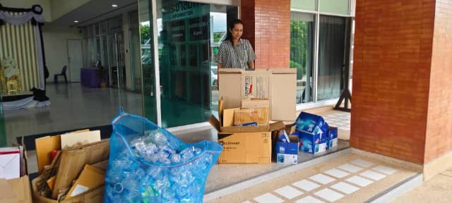 กิจกรรมซื้อขายขยะ ภายใต้โครงการคัดแยกขยะเพื่อชุมชนสะอาด ณ เทศบาลเมืองบางรักน้อย ภาพที่ 1
