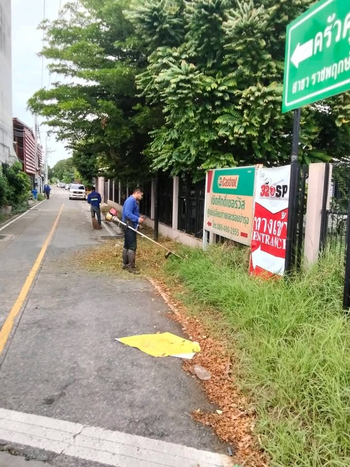 กองสาธารณสุขและสิ่งแวดล้อม ลงพื้นที่ดำเนินการปรับภูมิทัศน์ตัดแต่งกิ่งไม้และตัดหญ้าริมถนนสาธารณะในเขตพื้นที่ตำบลบางรักน้อย ภาพที่ 4