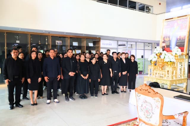 พิธีลงนามถวายความอาลัยเบื้องหน้าพระฉายาลักษณ์ สมเด็จพระนางเจ้าสิริกิติ์ พระบรมราชินีนาถ พระบรมราชชนนีพันปีหลวง ภาพที่ 1