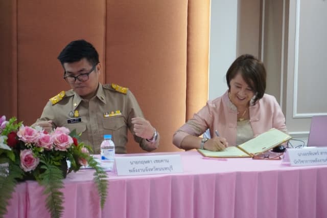 การสัมมนาเชิงปฏิบัติการกระบวนการเรียนรู้การจัดการพลังงานฯ เวทีเพื่อแลกเปลี่ยนเรียนรู้การจัดการพลังงานในชุมชน และลงนามความร่วมมือ เพื่อจัดทำแผนงาน/โครงการด้านพลังงาน ภายใต้ โครงการเพิ่มสมรรถนะด้านการบริหารและจัดการพลังงานครบวงจรในชุมชนระดับตำบลและเครือข่าย ภาพที่ 6