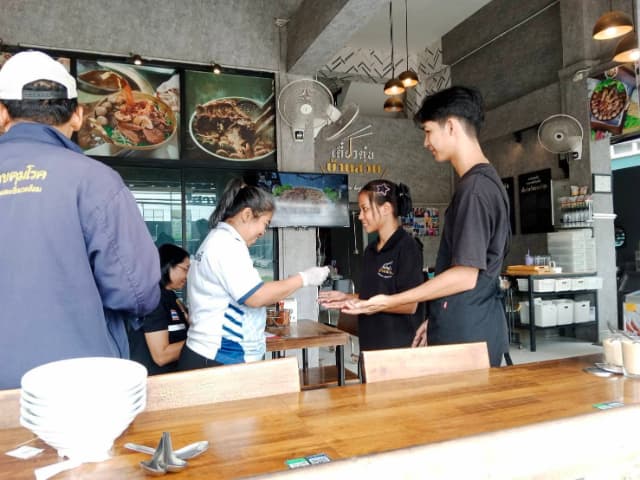 เทศบาลเมืองบางรักน้อยลง ลงพื้นที่ร่วมกับ รพสต.ในพื้นที่ ดำเนิน "โครงการร้านค้าปลอดภัย ไร้สารปนเปื้อน" ภาพที่ 17